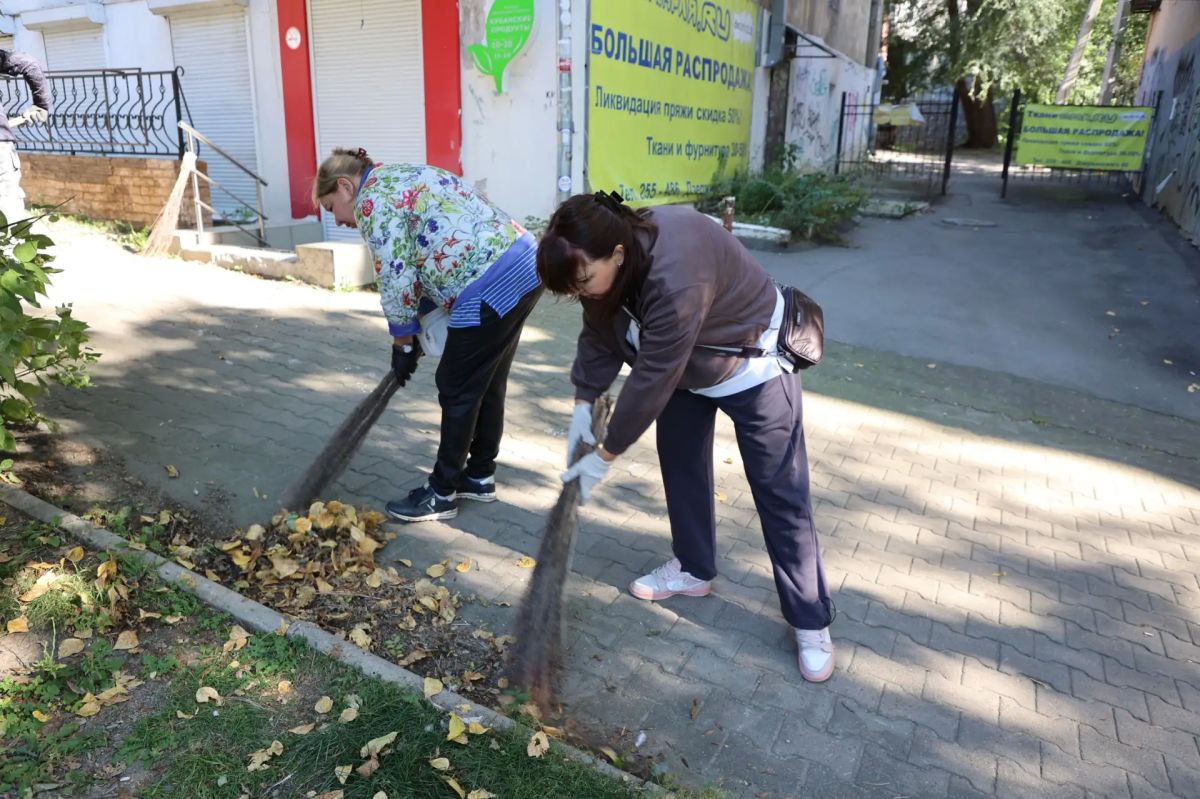 Депутаты Законодательной Думы приняли участие в городском субботнике Депутаты Законодательной Думы приняли участие в городском субботнике