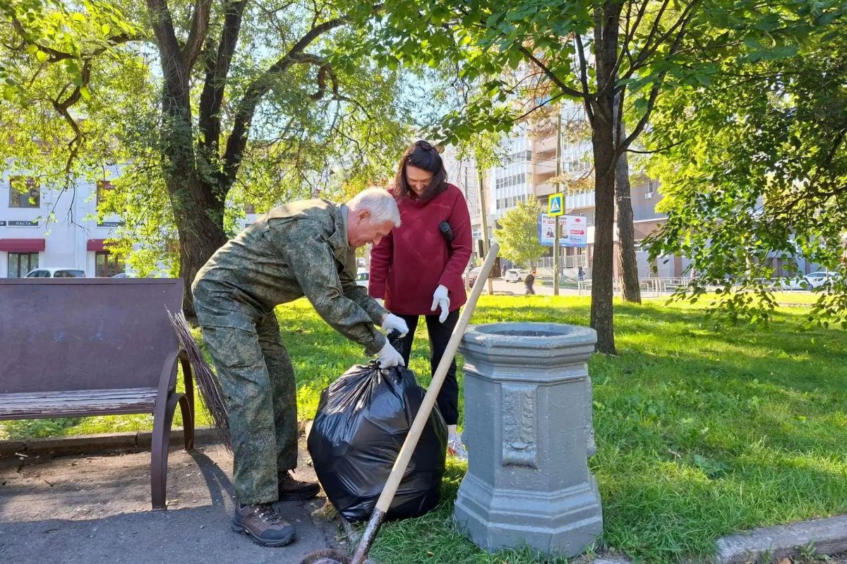 Депутаты Законодательной Думы приняли участие в городском субботнике Депутаты Законодательной Думы приняли участие в городском субботнике