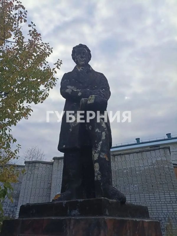 Памятник Пушкину в Комсомольске находится в плачевном состоянии Памятник Пушкину в Комсомольске находится в плачевном состоянии