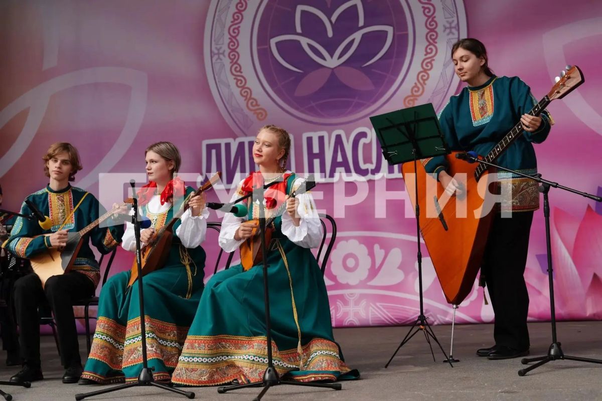 «Живем и дружим на одной земле»: многонациональный фестиваль «Лики наследия» прошел в Хабаровске «Живем и дружим на одной земле»: многонациональный фестиваль «Лики наследия» прошел в Хабаровске