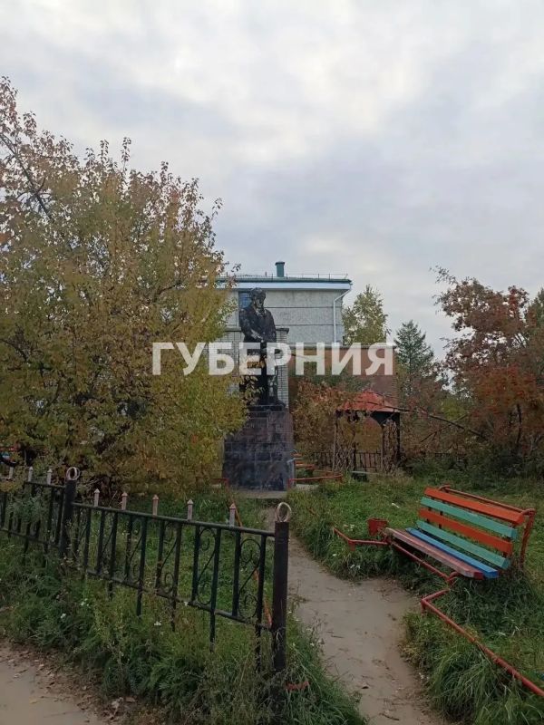 Памятник Пушкину в Комсомольске находится в плачевном состоянии Памятник Пушкину в Комсомольске находится в плачевном состоянии