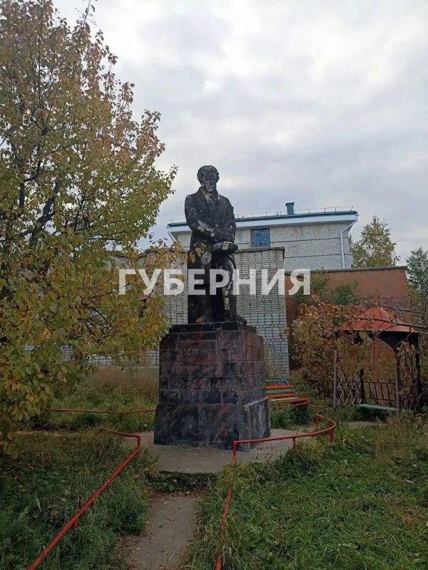 Памятник Пушкину в Комсомольске находится в плачевном состоянии Памятник Пушкину в Комсомольске находится в плачевном состоянии