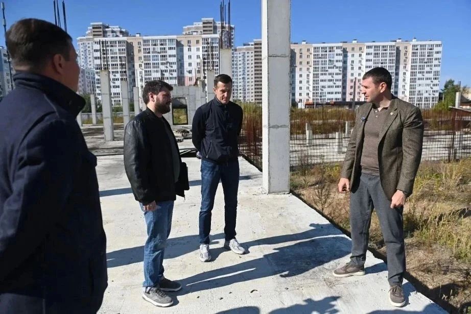 Строительство двух школ в Индустриальном районе Хабаровска затянулось – объекты проинспектировал губернатор Строительство двух школ в Индустриальном районе Хабаровска затянулось – объекты проинспектировал губернатор