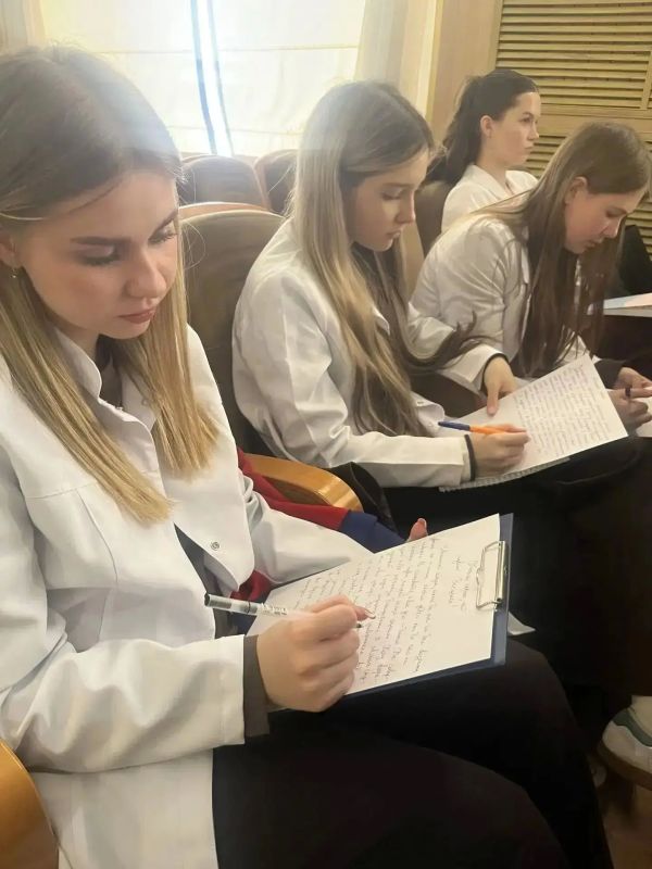 От студенческой ручки – к солдатскому сердцу: будущие врачи Хабаровска поддержали защитников От студенческой ручки – к солдатскому сердцу: будущие врачи Хабаровска поддержали защитников