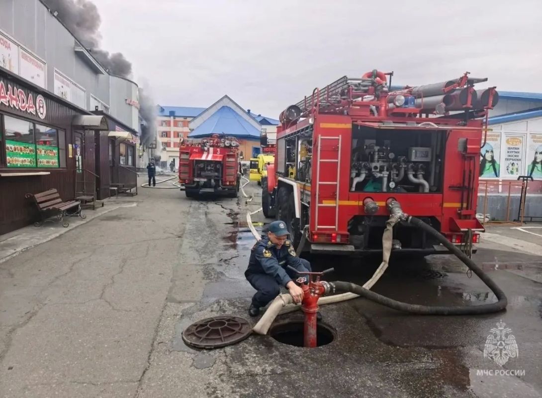 Рынок горит в Петропавловске-Камчатском Рынок горит в Петропавловске-Камчатском