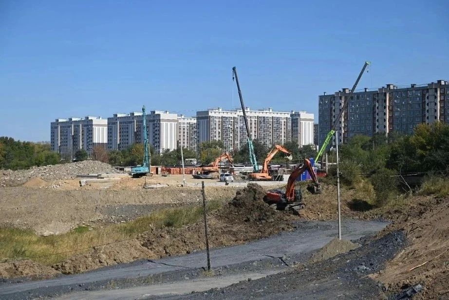 Строительство двух школ в Индустриальном районе Хабаровска затянулось – объекты проинспектировал губернатор