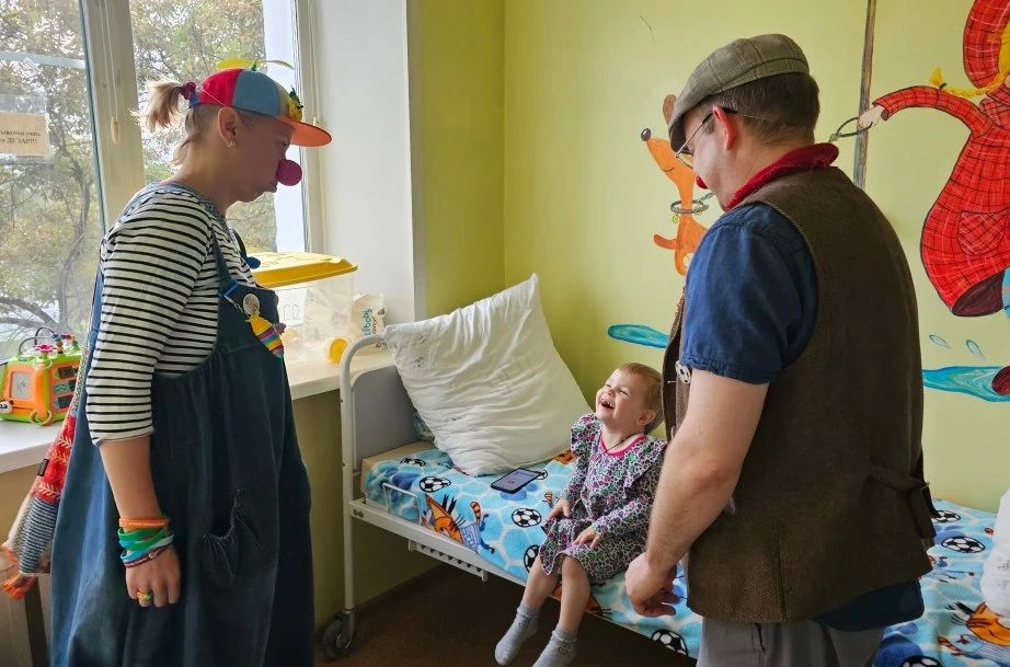 Клоуны из фонда «Добросвет» приехали в Хабаровск, чтобы поддержать тяжелобольных детей