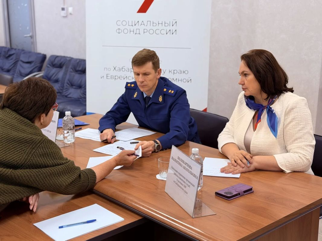 Прокурор края провел личный прием граждан в Хабаровске Прокурор края провел личный прием граждан в Хабаровске