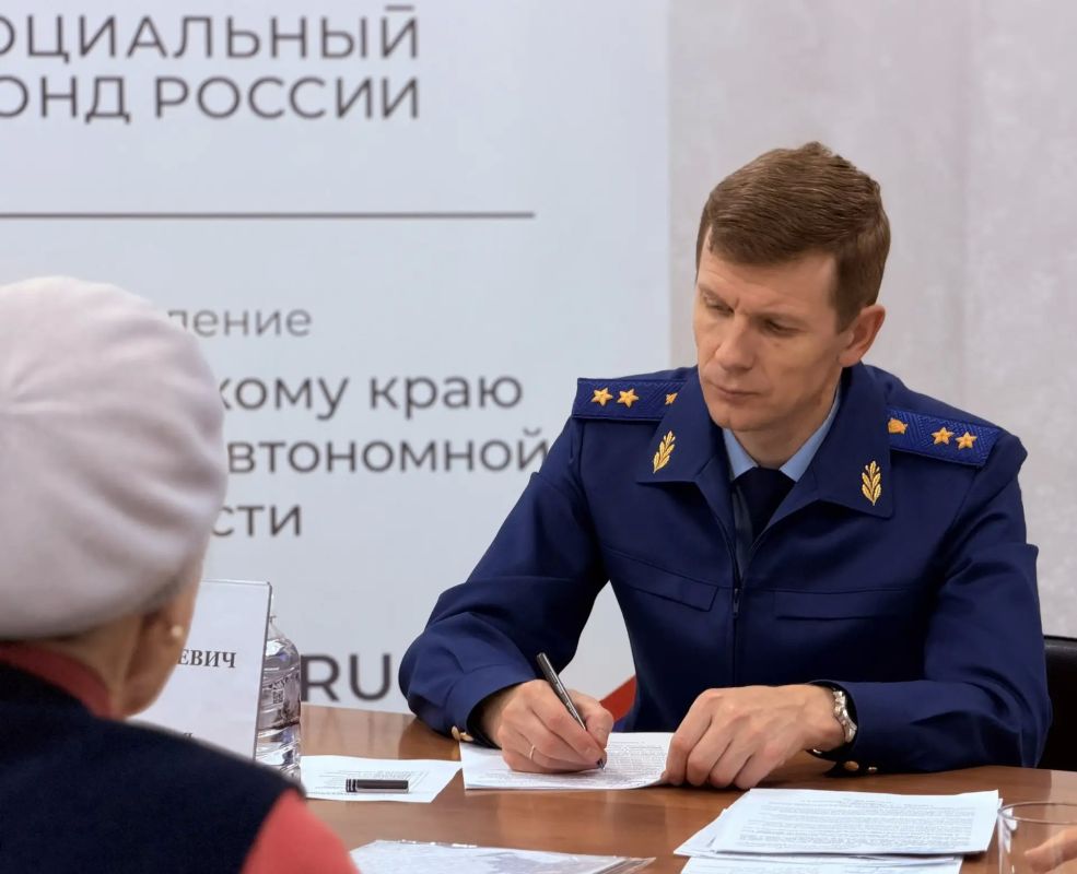 Прокурор края провел личный прием граждан в Хабаровске Прокурор края провел личный прием граждан в Хабаровске