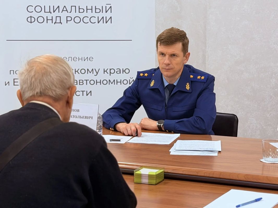 Прокурор края провел личный прием граждан в Хабаровске Прокурор края провел личный прием граждан в Хабаровске