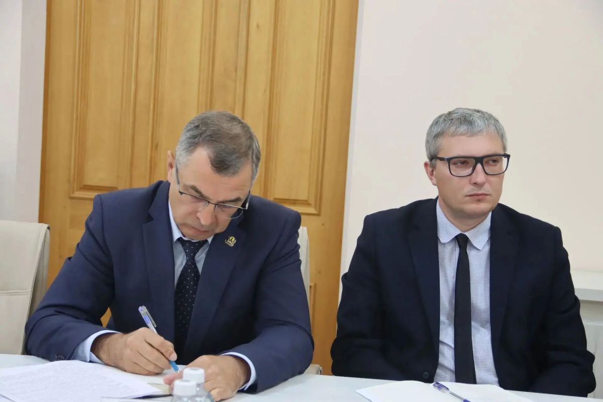 Врип мэра Хабаровска Денис Митрофанов провел аппаратное совещание Врип мэра Хабаровска Денис Митрофанов провел аппаратное совещание
