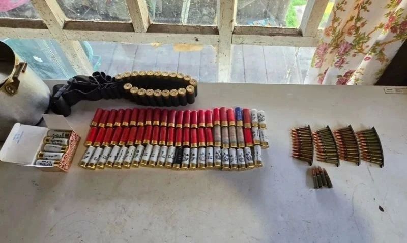 В Хабаровском крае полицейские задержали сельчанина, который незаконно хранил оружие и боеприпасы в пристройке своего дома В Хабаровском крае полицейские задержали сельчанина, который незаконно хранил оружие и боеприпасы в пристройке своего дома