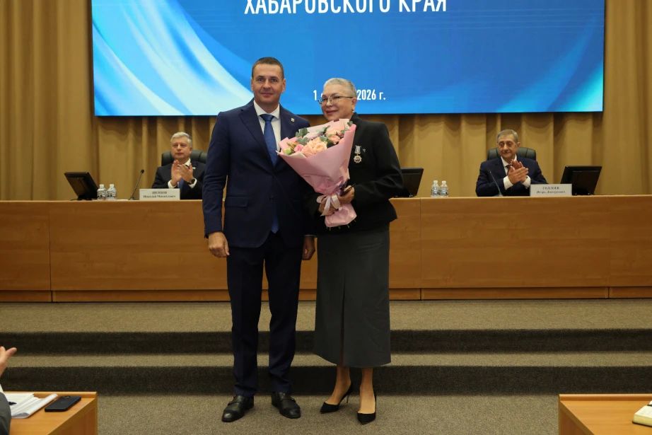 Заслуженное признание: Дмитрий Демешин вручил награды трём женщинам-медикам Хабаровского края Заслуженное признание: Дмитрий Демешин вручил награды трём женщинам-медикам Хабаровского края