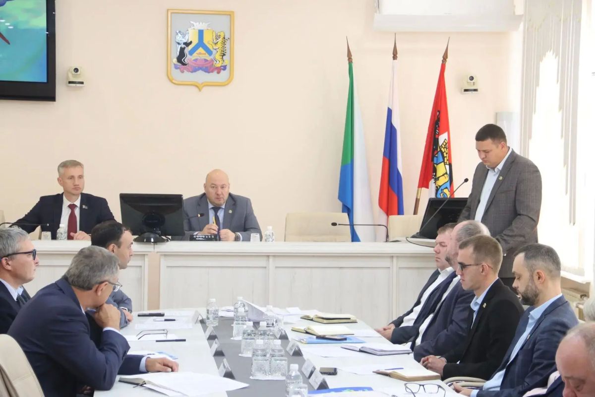 Врип мэра Хабаровска Денис Митрофанов провел аппаратное совещание
