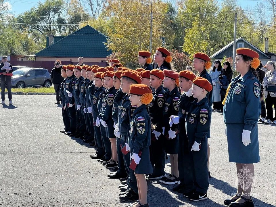 Больше 30 юных школьников поучили свои первые удостоверения кадета МЧС в Хабаровске Больше 30 юных школьников поучили свои первые удостоверения кадета МЧС в Хабаровске