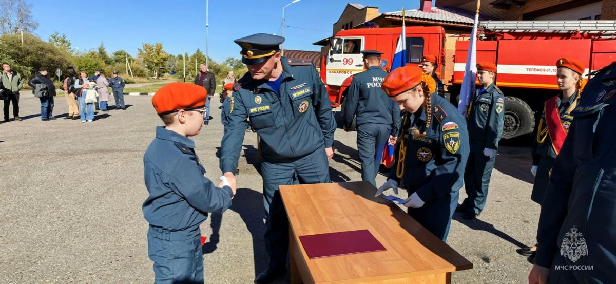 Больше 30 юных школьников поучили свои первые удостоверения кадета МЧС в Хабаровске Больше 30 юных школьников поучили свои первые удостоверения кадета МЧС в Хабаровске