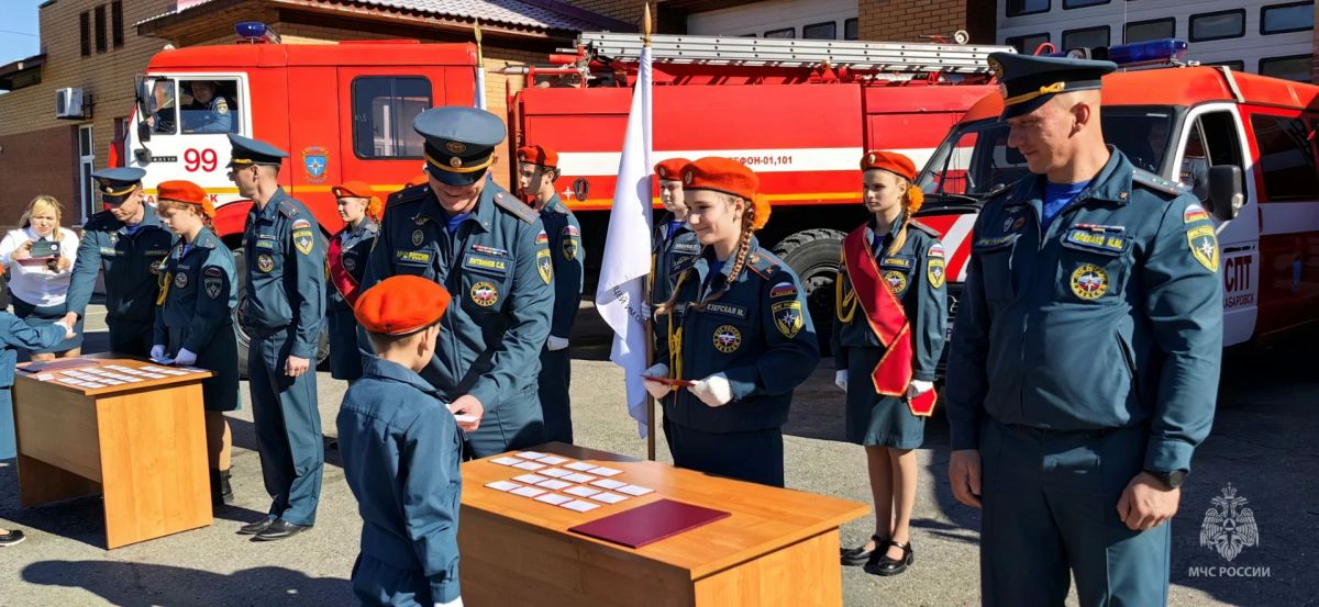Больше 30 юных школьников поучили свои первые удостоверения кадета МЧС в Хабаровске Больше 30 юных школьников поучили свои первые удостоверения кадета МЧС в Хабаровске