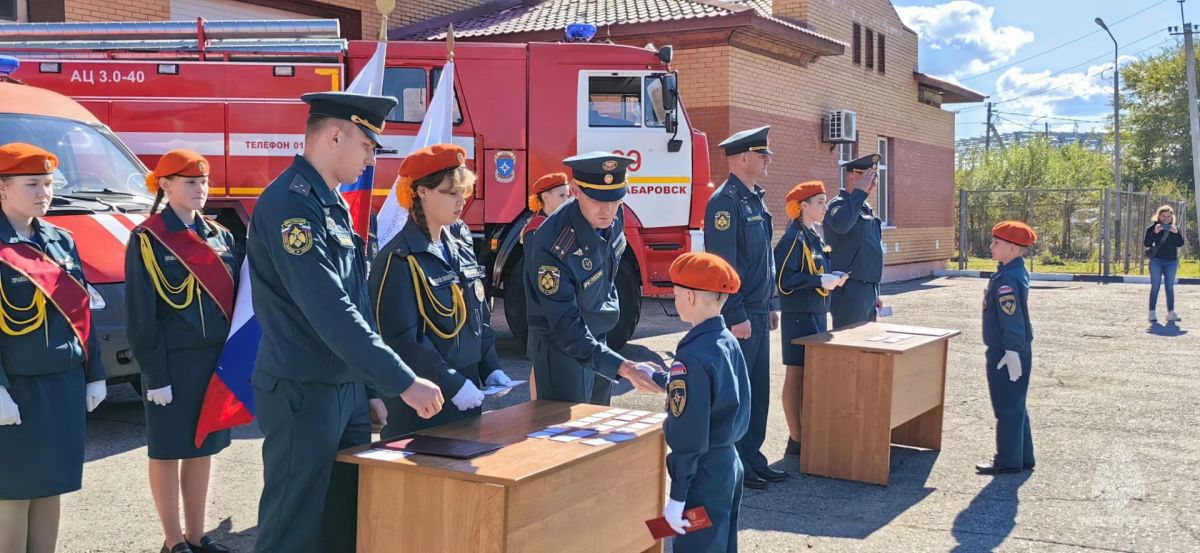 Больше 30 юных школьников поучили свои первые удостоверения кадета МЧС в Хабаровске Больше 30 юных школьников поучили свои первые удостоверения кадета МЧС в Хабаровске