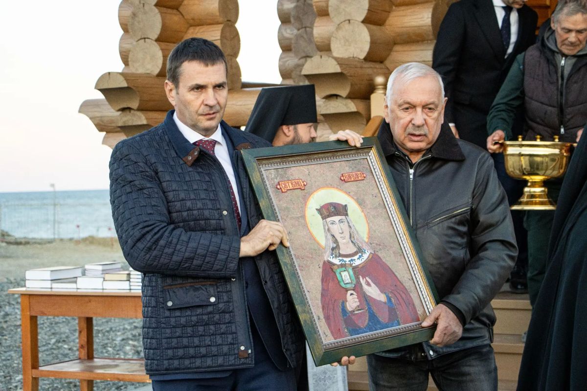 Дмитрий Демешин: На берегу Охотского моря в посёлке Киран открылась для людей деревянная часовня во имя Святой Великомученицы Варвары Дмитрий Демешин: На берегу Охотского моря в посёлке Киран открылась для людей деревянная часовня во имя Святой Великомученицы Варвары