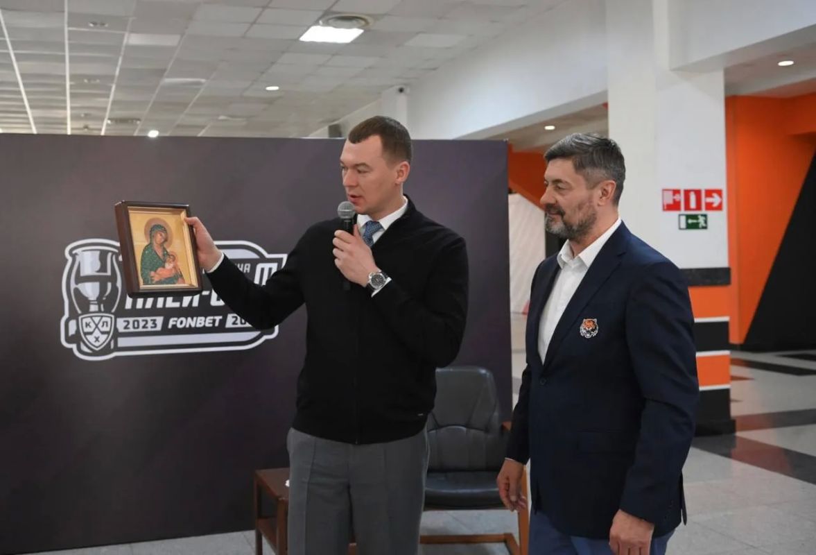 Сегодня наш министр хоть и онлайн, но оказался в Екатеринбурге на хоккейном матче между местным «Автомобилистом» и хабаровским «Амуром», который посвящен памяти Андрея Алексеевича Мартемьянова Сегодня наш министр хоть и онлайн, но оказался в Екатеринбурге на хоккейном матче между местным «Автомобилистом» и хабаровским «Амуром», который посвящен памяти Андрея Алексеевича Мартемьянова