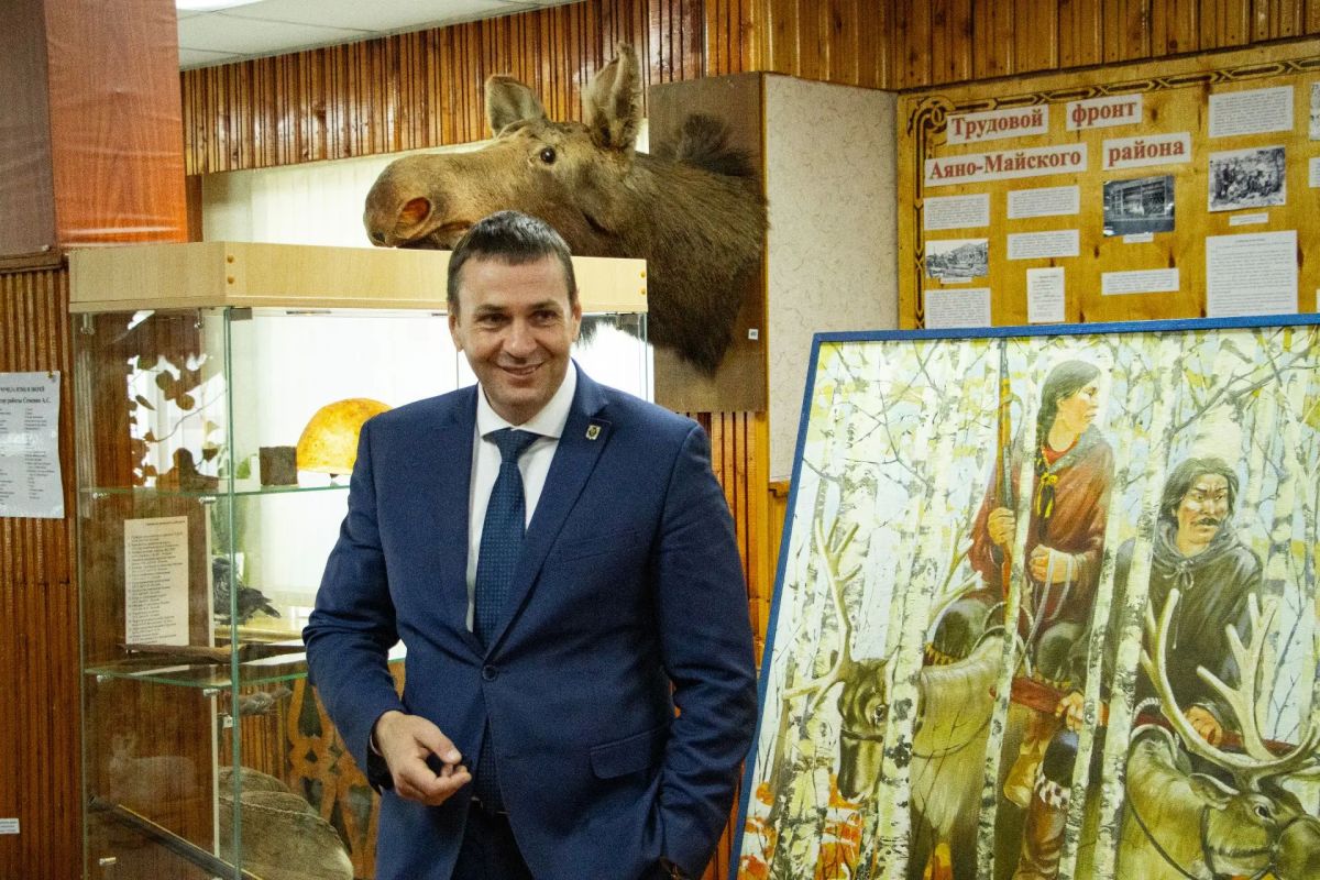 Дмитрий Демешин: Заслуженный художник России Владимир Павлович Хрустов и его супруга Надежда Васильевна передали две своих работы в районный краеведческий музей Аяно-Майского района в селе Нелькан Дмитрий Демешин: Заслуженный художник России Владимир Павлович Хрустов и его супруга Надежда Васильевна передали две своих работы в районный краеведческий музей Аяно-Майского района в селе Нелькан