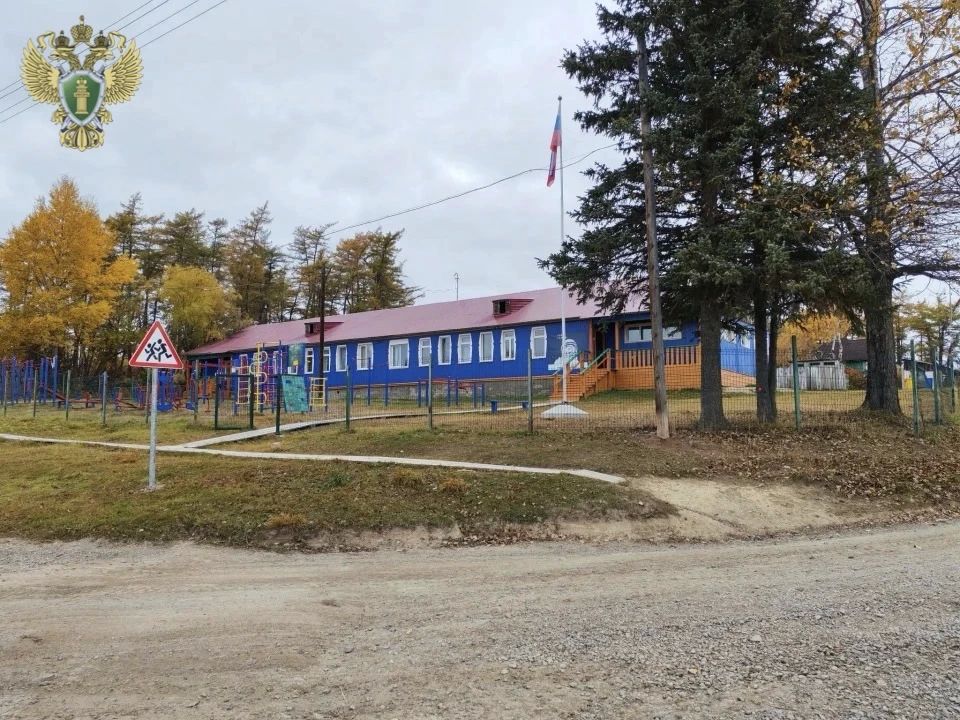 После вмешательства прокуратуры вблизи школы в селе Тугур установлены дорожные знаки