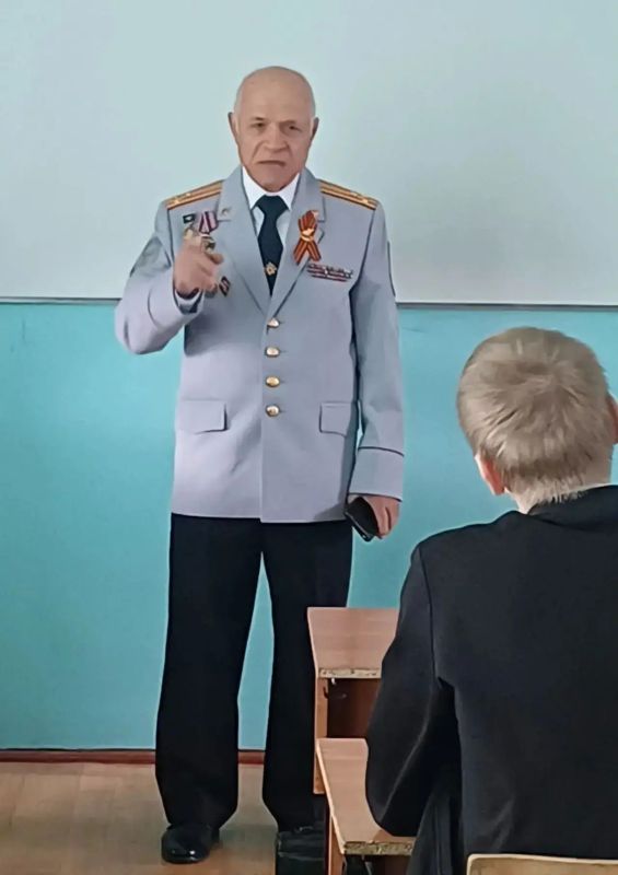 В Хабаровске ветеран транспортной милиции провел для школьников познавательный урок В Хабаровске ветеран транспортной милиции провел для школьников познавательный урок