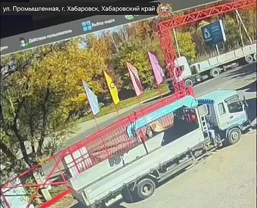 Пассажир легковушки погиб в ДТП с большегрузом в Хабаровске