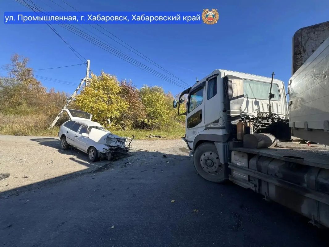 Пассажир легковушки погиб в ДТП с большегрузом в Хабаровске Пассажир легковушки погиб в ДТП с большегрузом в Хабаровске
