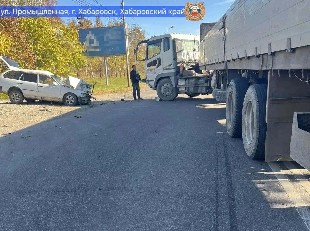 Пассажир легковушки погиб в ДТП с большегрузом в Хабаровске Пассажир легковушки погиб в ДТП с большегрузом в Хабаровске