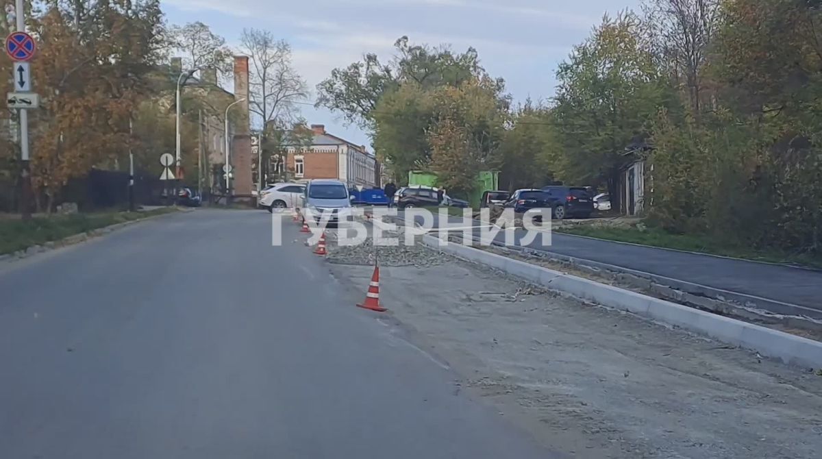 Дорогу у краевой больницы № 2 в Хабаровске расширяют