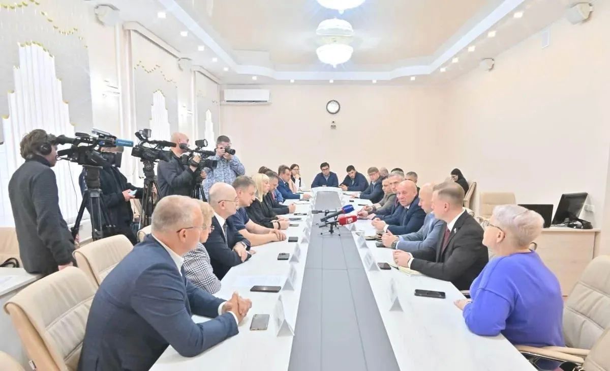 Депутат Госдумы Сергей Кравчук провел встречу с депутатами Хабаровской гордумы Депутат Госдумы Сергей Кравчук провел встречу с депутатами Хабаровской гордумы