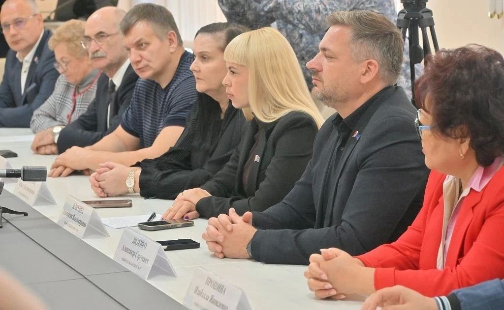 Депутат Госдумы Сергей Кравчук провел встречу с депутатами Хабаровской гордумы Депутат Госдумы Сергей Кравчук провел встречу с депутатами Хабаровской гордумы