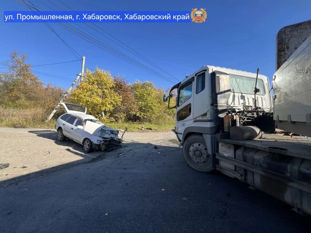 В столкновении с большегрузом погиб пассажир легковушки в Хабаровске В столкновении с большегрузом погиб пассажир легковушки в Хабаровске