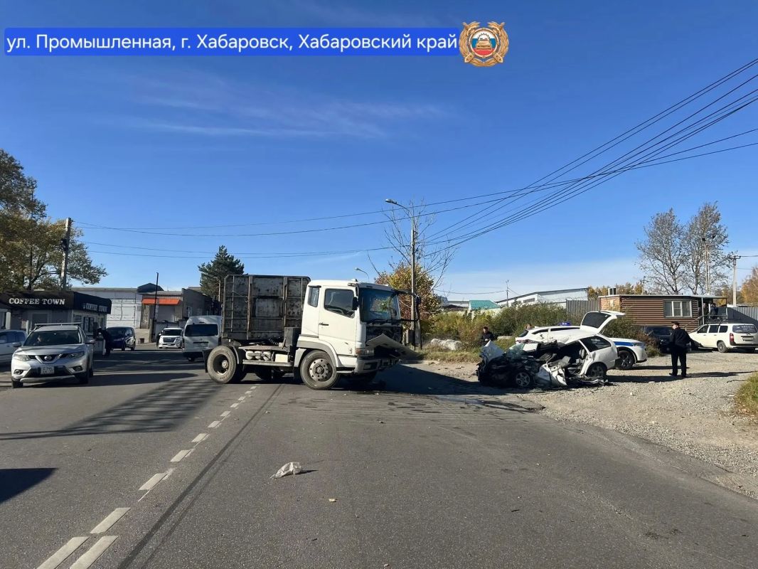 В столкновении с большегрузом погиб пассажир легковушки в Хабаровске В столкновении с большегрузом погиб пассажир легковушки в Хабаровске