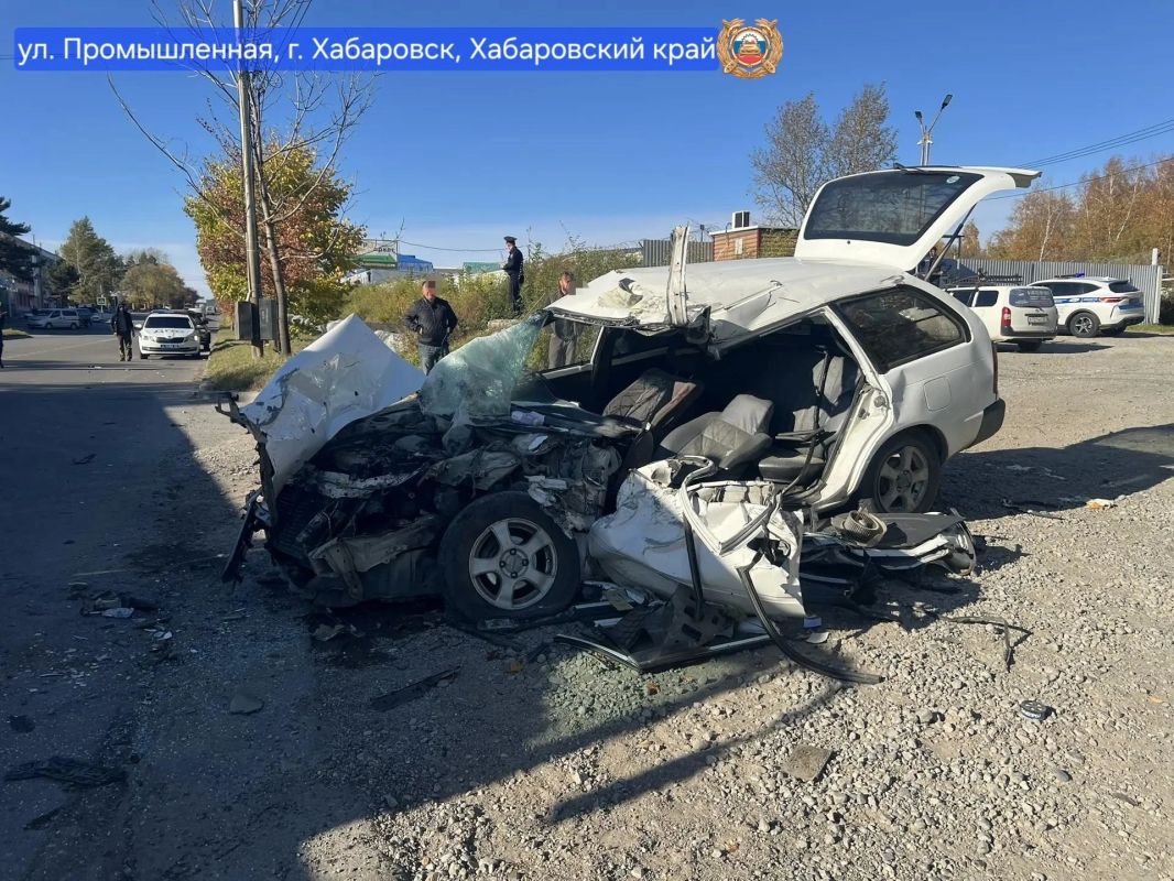 В столкновении с большегрузом погиб пассажир легковушки в Хабаровске В столкновении с большегрузом погиб пассажир легковушки в Хабаровске