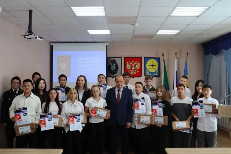 В Хабаровском крае сотрудники полиции и представители «Движения Первых» вручили паспорта подросткам, достигшим 14-летнего возраста