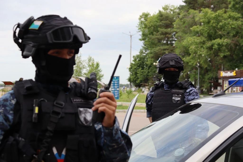 В Хабаровске росгвардейцы обеспечили правопорядок во время финального матча за Кубок России по хоккею с мячом