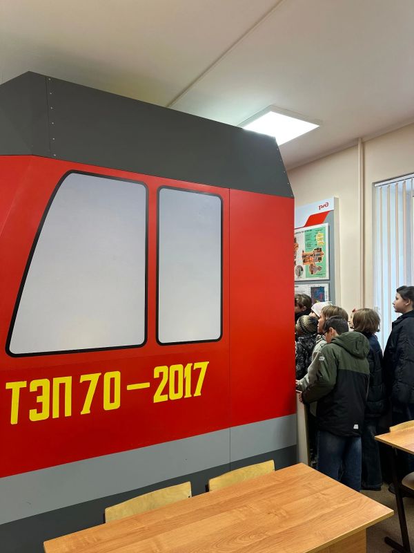 Инспекторы по делам несовершеннолетних Хабаровского ЛУ МВД России на транспорте организовали ознакомительную экскурсию на Дальневосточной детской железной дороге для воспитанников детского дома № 6 города Хабаровска Инспекторы по делам несовершеннолетних Хабаровского ЛУ МВД России на транспорте организовали ознакомительную экскурсию на Дальневосточной детской железной дороге для воспитанников детского дома № 6 города Хабаровска