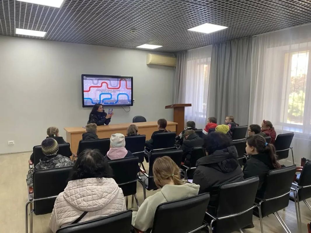 Инспекторы по делам несовершеннолетних Хабаровского ЛУ МВД России на транспорте организовали ознакомительную экскурсию на Дальневосточной детской железной дороге для воспитанников детского дома № 6 города Хабаровска