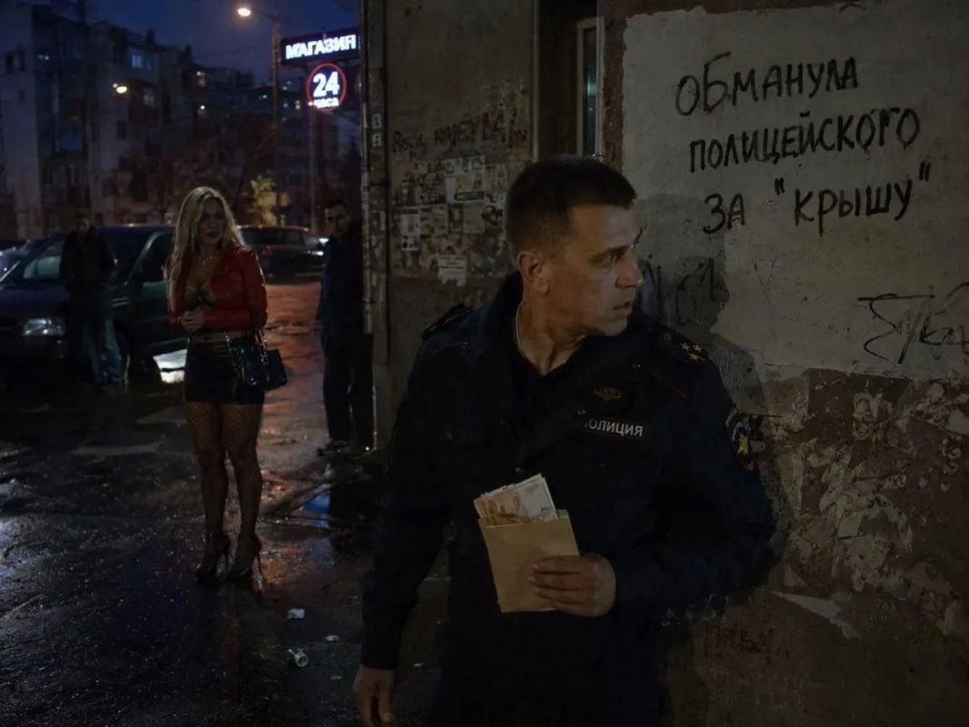 Хабаровский экс-полицейский пойдет под суд за то, что хотел «крышевать» сутенершу