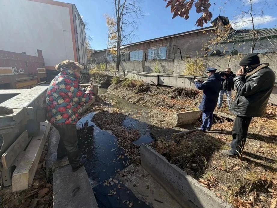 Жители Хабаровска обнаружили маслянистые разводы в Чёрной речке Жители Хабаровска обнаружили маслянистые разводы в Чёрной речке