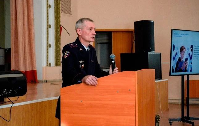 В Хабаровске сотрудник городской полиции провел лекцию для студентов техникума о дистанционных мошенничествах и угрозах из интернета В Хабаровске сотрудник городской полиции провел лекцию для студентов техникума о дистанционных мошенничествах и угрозах из интернета
