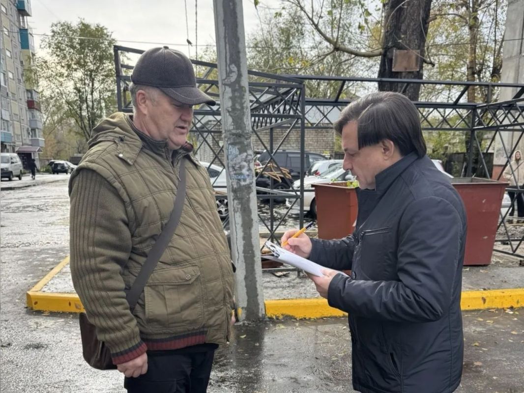 Александр Жорник: Принял участие в приёмке дворовых территорий Комсомольска-на-Амуре, благоустроенных в этом году в рамках программы «Формирование современной городской среды» и мероприятия «Благоустройство дальневосточных... Александр Жорник: Принял участие в приёмке дворовых территорий Комсомольска-на-Амуре, благоустроенных в этом году в рамках программы «Формирование современной городской среды» и мероприятия «Благоустройство дальневосточных...