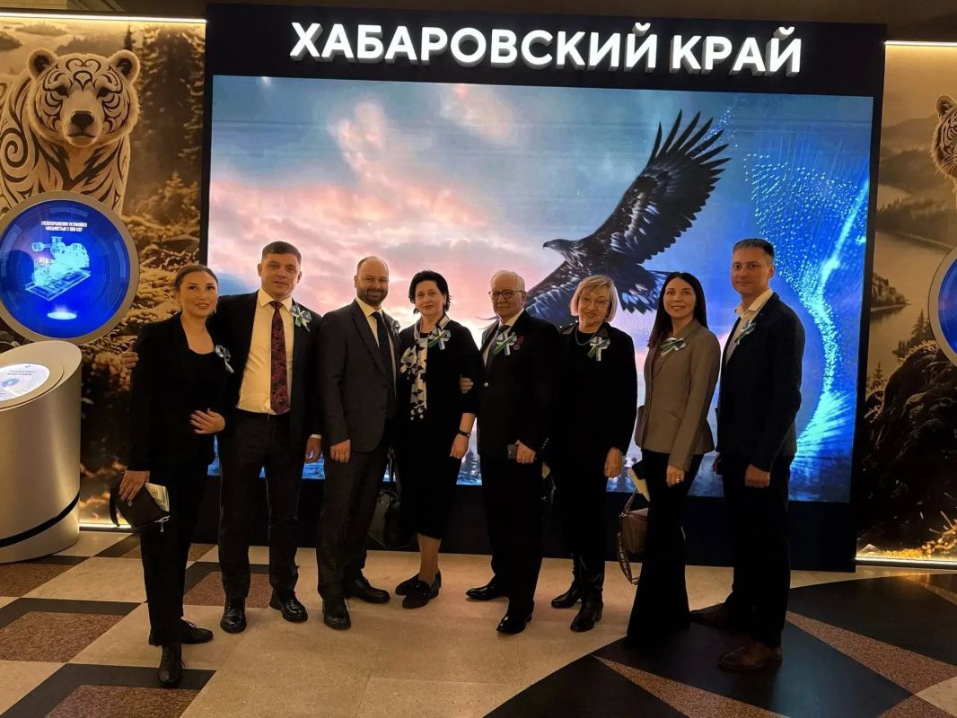 Члены краевой Общественной палаты поздравляют Сергея Михайловича Рябченко с заслуженной наградой —