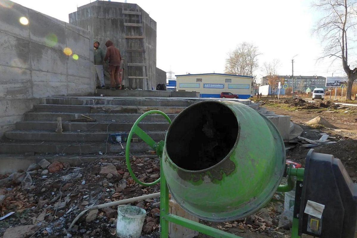 В Николаевске рабочие приступили к облицовке мемориала на Аллее памяти В Николаевске рабочие приступили к облицовке мемориала на Аллее памяти