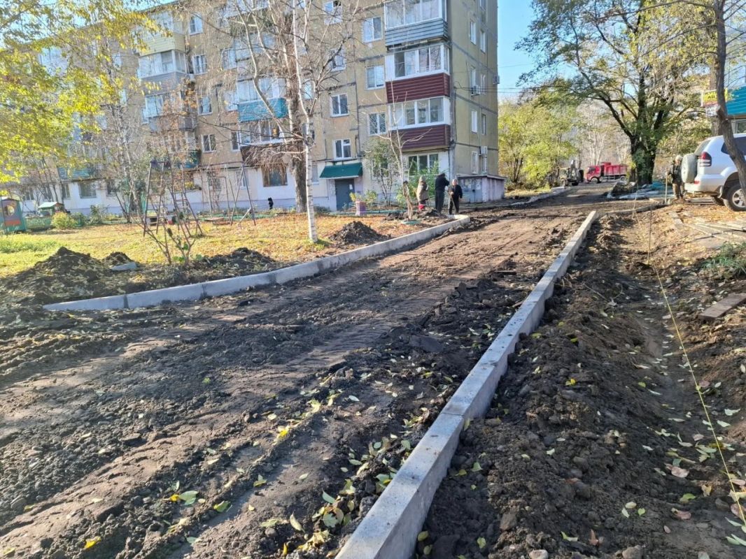 Ремонт проезда, ведущего к медколледжу и детсаду, завершается в Комсомольске Ремонт проезда, ведущего к медколледжу и детсаду, завершается в Комсомольске