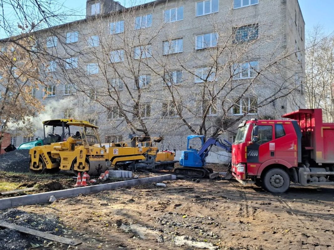 Ремонт проезда, ведущего к медколледжу и детсаду, завершается в Комсомольске Ремонт проезда, ведущего к медколледжу и детсаду, завершается в Комсомольске