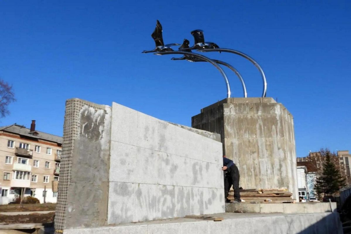 В Николаевске рабочие приступили к облицовке мемориала на Аллее памяти В Николаевске рабочие приступили к облицовке мемориала на Аллее памяти