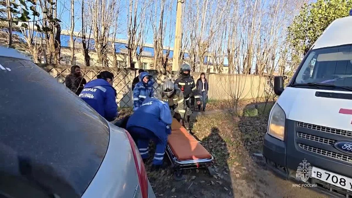 Последствия ДТП ликвидировали спасатели и пожарные МЧС России на улице Халтурина
